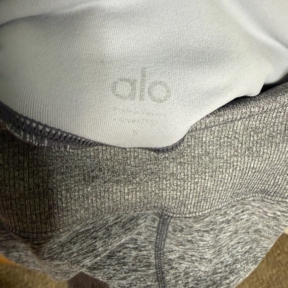 ALO Yoga Light Gray and Heather Gray Leggings - Picture 13 of 13